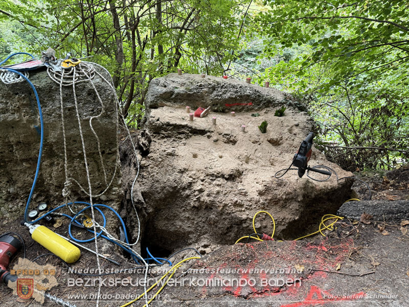 20250912_Felsblock droht auf die Geleise der Triestingtal Bahnstrecke zu stürzen - Kontrollierte Sprengung Foto: Stefan Schneider BFKDO BADEN