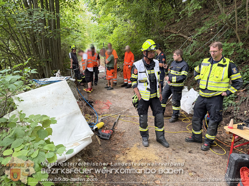20250912_Felsblock droht auf die Geleise der Triestingtal Bahnstrecke zu stürzen - Kontrollierte Sprengung Foto: Stefan Schneider BFKDO BADEN