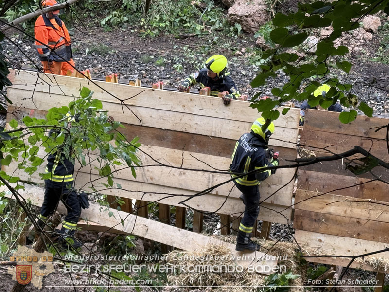 20250912_Felsblock droht auf die Geleise der Triestingtal Bahnstrecke zu stürzen - Kontrollierte Sprengung Foto: Stefan Schneider BFKDO BADEN