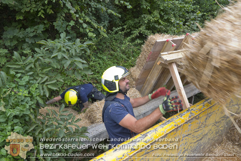 20250912_Felsblock droht auf die Geleise der Triestingtal Bahnstrecke zu stürzen - Kontrollierte Sprengung Foto: Florian Stadler Freiwillige Feuerwehr Berndorf-Stadt