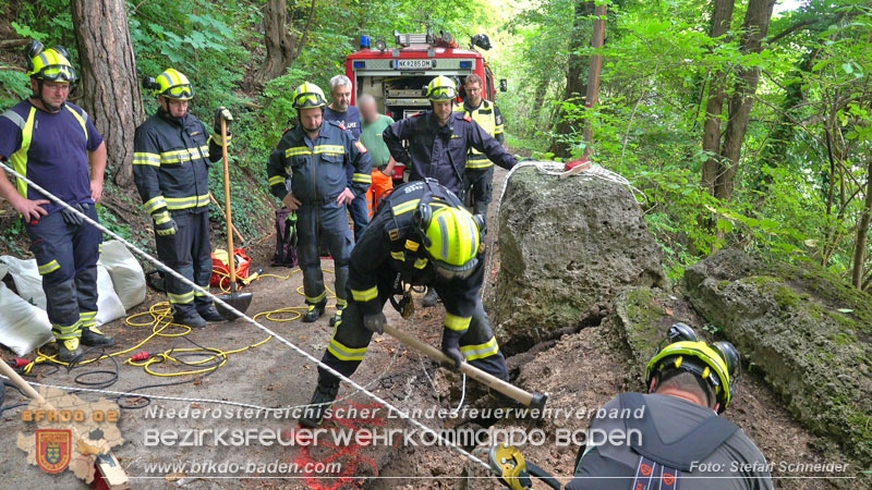 20250912_Felsblock droht auf die Geleise der Triestingtal Bahnstrecke zu stürzen - Kontrollierte Sprengung Foto: Stefan Schneider BFKDO BADEN