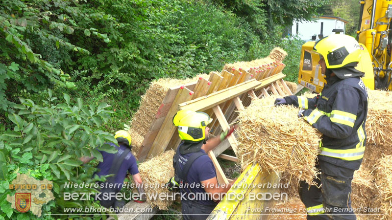 20250912_Felsblock droht auf die Geleise der Triestingtal Bahnstrecke zu stürzen - Kontrollierte Sprengung Foto: Florian Stadler Freiwillige Feuerwehr Berndorf-Stadt