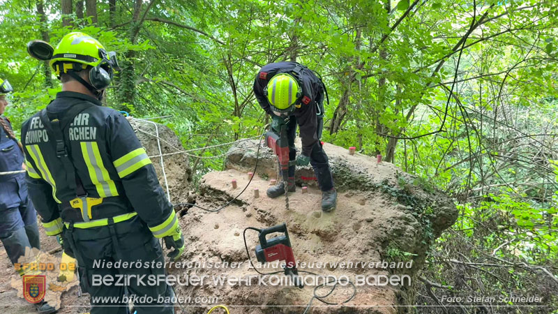 20250912_Felsblock droht auf die Geleise der Triestingtal Bahnstrecke zu stürzen - Kontrollierte Sprengung Foto: Stefan Schneider BFKDO BADEN
