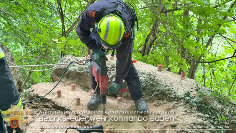 20250912_Felsblock droht auf die Geleise der Triestingtal Bahnstrecke zu stürzen - Kontrollierte Sprengung Foto: Stefan Schneider BFKDO BADEN