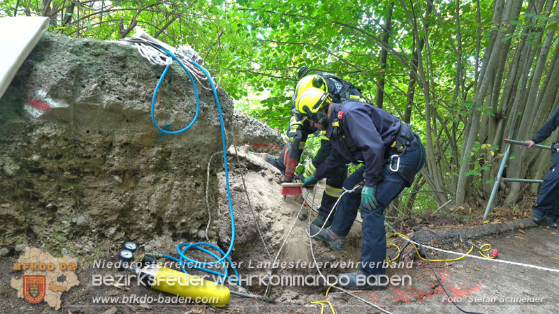 20250912_Felsblock droht auf die Geleise der Triestingtal Bahnstrecke zu stürzen - Kontrollierte Sprengung Foto: Stefan Schneider BFKDO BADEN