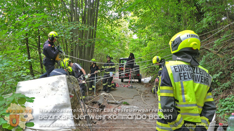 20250912_Felsblock droht auf die Geleise der Triestingtal Bahnstrecke zu stürzen - Kontrollierte Sprengung Foto: Stefan Schneider BFKDO BADEN