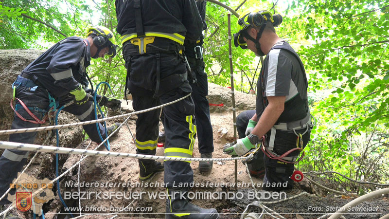 20250912_Felsblock droht auf die Geleise der Triestingtal Bahnstrecke zu stürzen - Kontrollierte Sprengung Foto: Stefan Schneider BFKDO BADEN