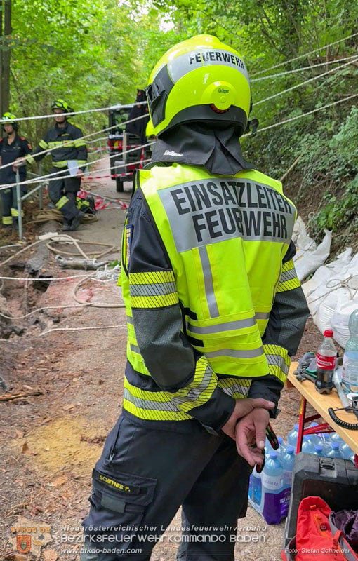 20250912_Felsblock droht auf die Geleise der Triestingtal Bahnstrecke zu stürzen - Kontrollierte Sprengung Foto: Stefan Schneider BFKDO BADEN