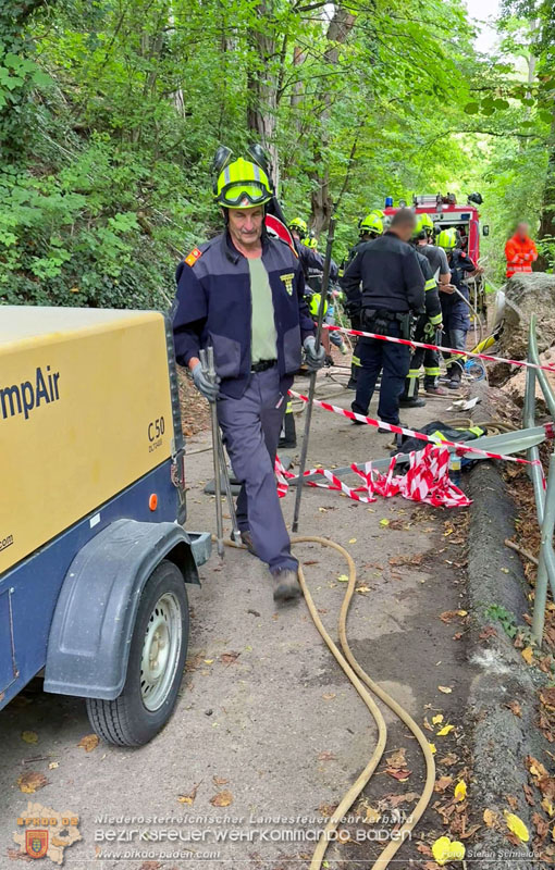 20250912_Felsblock droht auf die Geleise der Triestingtal Bahnstrecke zu stürzen - Kontrollierte Sprengung Foto: Stefan Schneider BFKDO BADEN