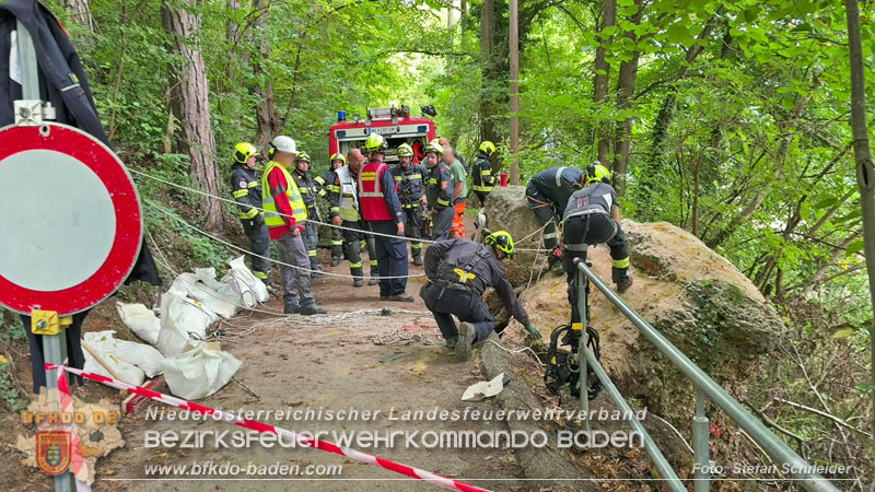 20250912_Felsblock droht auf die Geleise der Triestingtal Bahnstrecke zu stürzen - Kontrollierte Sprengung Foto: Stefan Schneider BFKDO BADEN