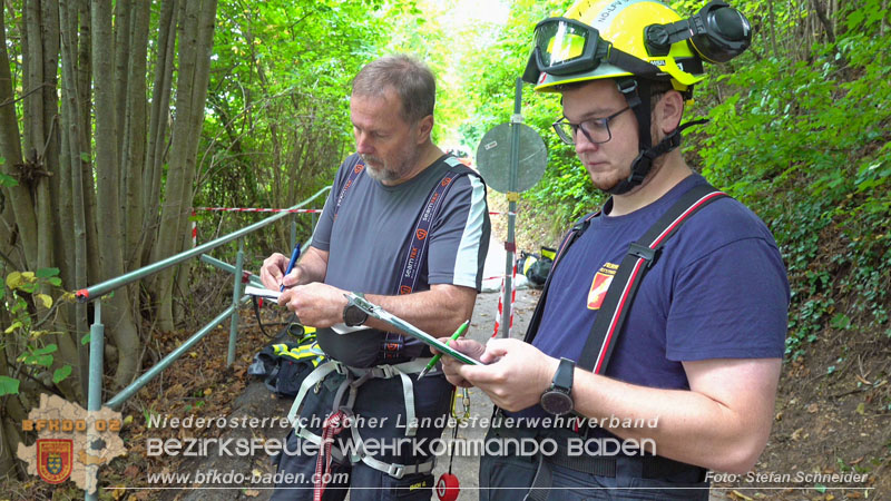 20250912_Felsblock droht auf die Geleise der Triestingtal Bahnstrecke zu stürzen - Kontrollierte Sprengung Foto: Stefan Schneider BFKDO BADEN