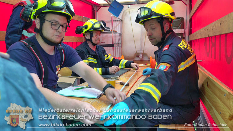 20250912_Felsblock droht auf die Geleise der Triestingtal Bahnstrecke zu stürzen - Kontrollierte Sprengung Foto: Stefan Schneider BFKDO BADEN