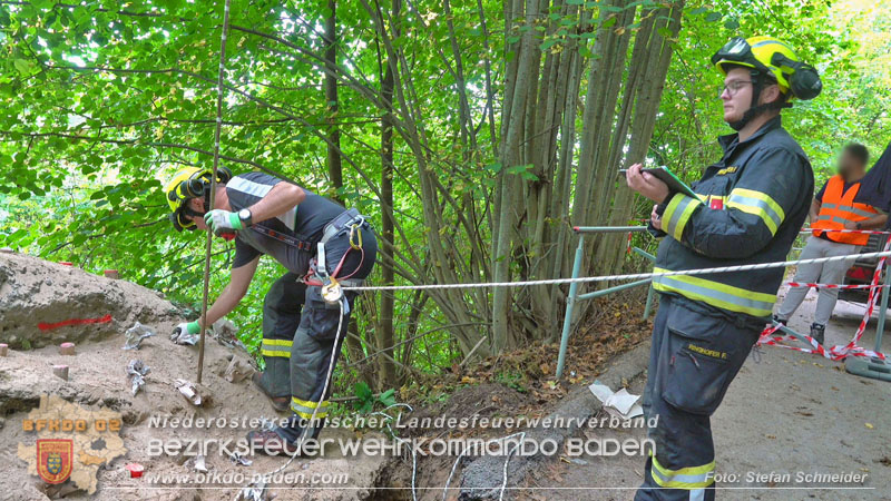 20250912_Felsblock droht auf die Geleise der Triestingtal Bahnstrecke zu stürzen - Kontrollierte Sprengung Foto: Stefan Schneider BFKDO BADEN
