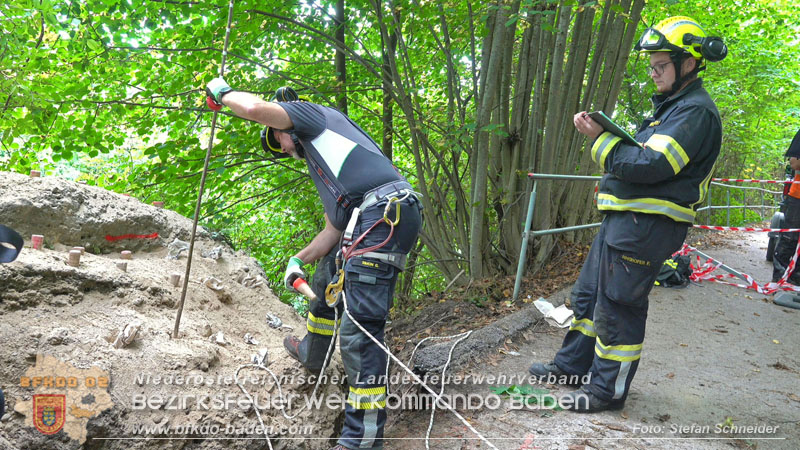 20250912_Felsblock droht auf die Geleise der Triestingtal Bahnstrecke zu stürzen - Kontrollierte Sprengung Foto: Stefan Schneider BFKDO BADEN