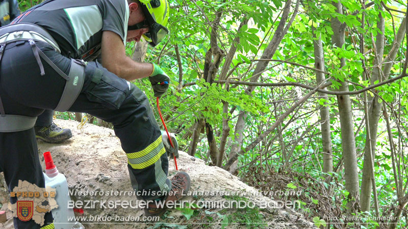 20250912_Felsblock droht auf die Geleise der Triestingtal Bahnstrecke zu stürzen - Kontrollierte Sprengung Foto: Stefan Schneider BFKDO BADEN