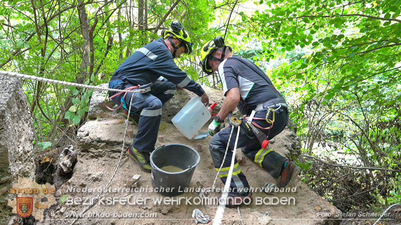 20250912_Felsblock droht auf die Geleise der Triestingtal Bahnstrecke zu stürzen - Kontrollierte Sprengung Foto: Stefan Schneider BFKDO BADEN