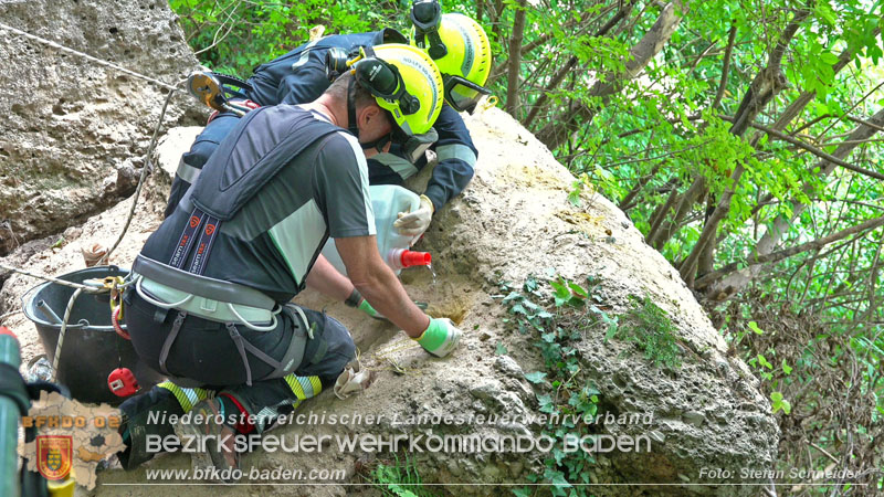 20250912_Felsblock droht auf die Geleise der Triestingtal Bahnstrecke zu stürzen - Kontrollierte Sprengung Foto: Stefan Schneider BFKDO BADEN