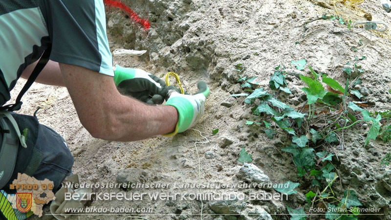 20250912_Felsblock droht auf die Geleise der Triestingtal Bahnstrecke zu stürzen - Kontrollierte Sprengung Foto: Stefan Schneider BFKDO BADEN
