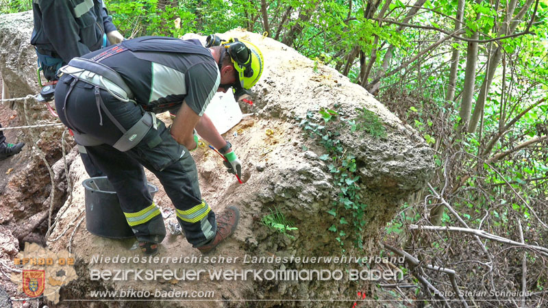 20250912_Felsblock droht auf die Geleise der Triestingtal Bahnstrecke zu stürzen - Kontrollierte Sprengung Foto: Stefan Schneider BFKDO BADEN