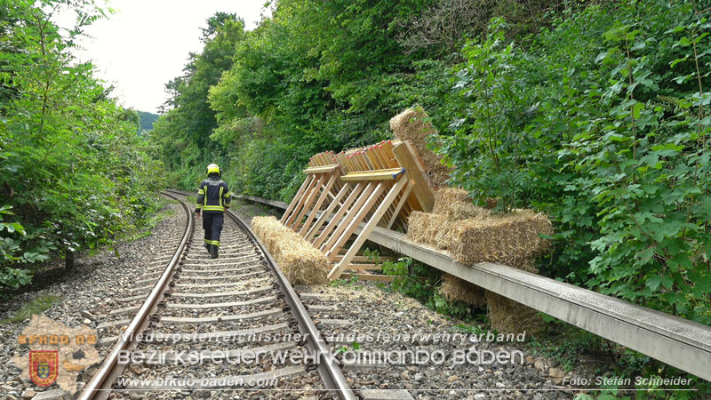 20250912_Felsblock droht auf die Geleise der Triestingtal Bahnstrecke zu stürzen - Kontrollierte Sprengung Foto: Stefan Schneider BFKDO BADEN