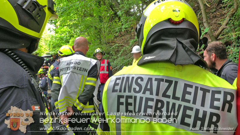 20250912_Felsblock droht auf die Geleise der Triestingtal Bahnstrecke zu stürzen - Kontrollierte Sprengung Foto: Stefan Schneider BFKDO BADEN