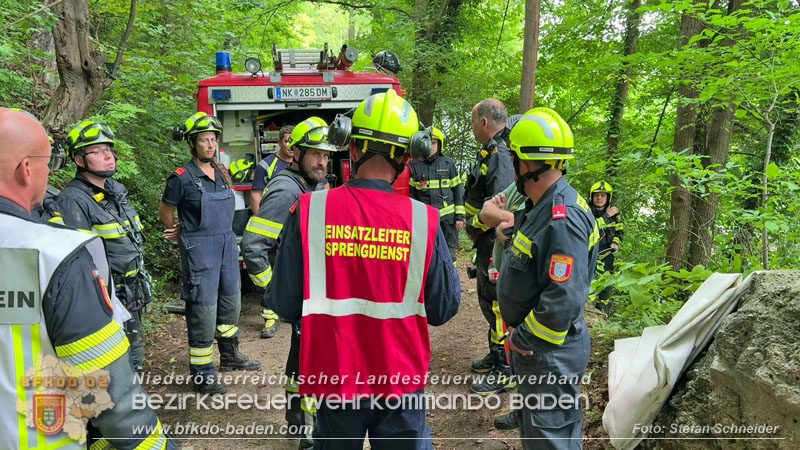20250912_Felsblock droht auf die Geleise der Triestingtal Bahnstrecke zu stürzen - Kontrollierte Sprengung Foto: Stefan Schneider BFKDO BADEN