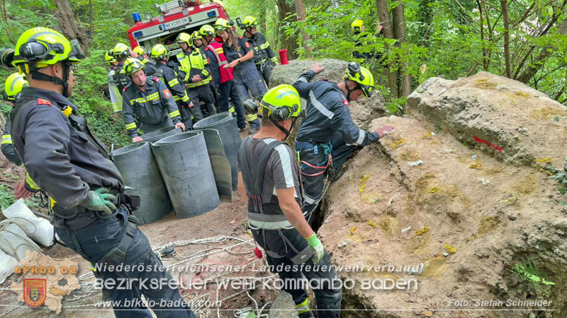20250912_Felsblock droht auf die Geleise der Triestingtal Bahnstrecke zu stürzen - Kontrollierte Sprengung Foto: Stefan Schneider BFKDO BADEN