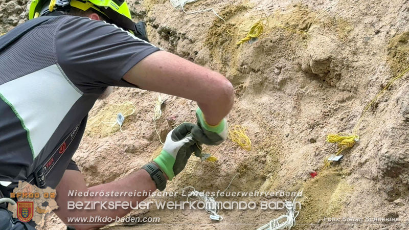 20250912_Felsblock droht auf die Geleise der Triestingtal Bahnstrecke zu stürzen - Kontrollierte Sprengung Foto: Stefan Schneider BFKDO BADEN
