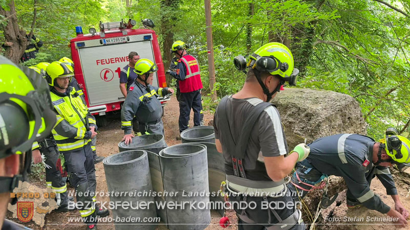 20250912_Felsblock droht auf die Geleise der Triestingtal Bahnstrecke zu stürzen - Kontrollierte Sprengung Foto: Stefan Schneider BFKDO BADEN