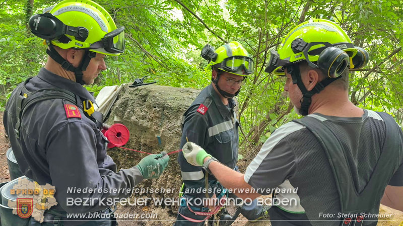 20250912_Felsblock droht auf die Geleise der Triestingtal Bahnstrecke zu stürzen - Kontrollierte Sprengung Foto: Stefan Schneider BFKDO BADEN