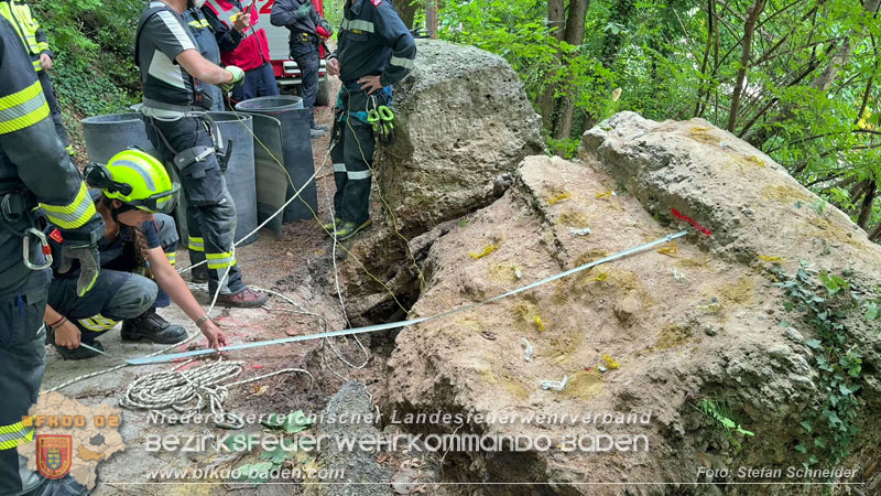 20250912_Felsblock droht auf die Geleise der Triestingtal Bahnstrecke zu stürzen - Kontrollierte Sprengung Foto: Stefan Schneider BFKDO BADEN