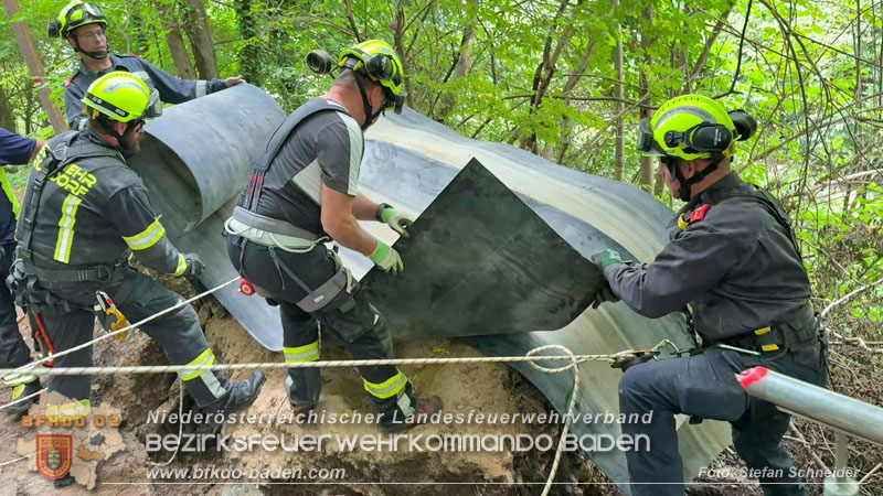 20250912_Felsblock droht auf die Geleise der Triestingtal Bahnstrecke zu stürzen - Kontrollierte Sprengung Foto: Stefan Schneider BFKDO BADEN