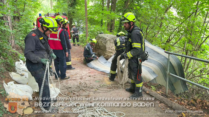 20250912_Felsblock droht auf die Geleise der Triestingtal Bahnstrecke zu stürzen - Kontrollierte Sprengung Foto: Stefan Schneider BFKDO BADEN