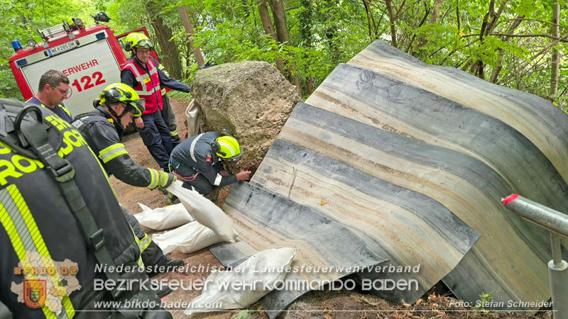 20250912_Felsblock droht auf die Geleise der Triestingtal Bahnstrecke zu stürzen - Kontrollierte Sprengung Foto: Stefan Schneider BFKDO BADEN