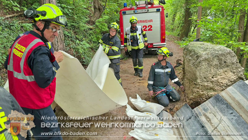 20250912_Felsblock droht auf die Geleise der Triestingtal Bahnstrecke zu stürzen - Kontrollierte Sprengung Foto: Stefan Schneider BFKDO BADEN