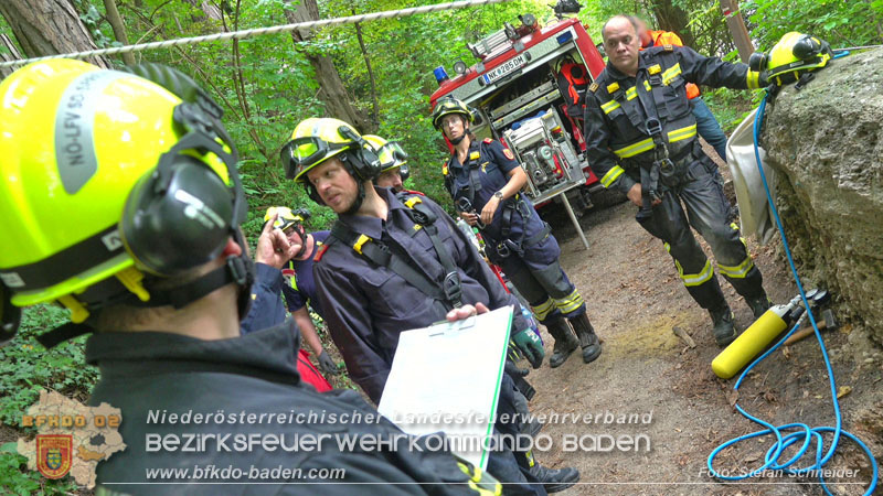 20250912_Felsblock droht auf die Geleise der Triestingtal Bahnstrecke zu stürzen - Kontrollierte Sprengung Foto: Stefan Schneider BFKDO BADEN