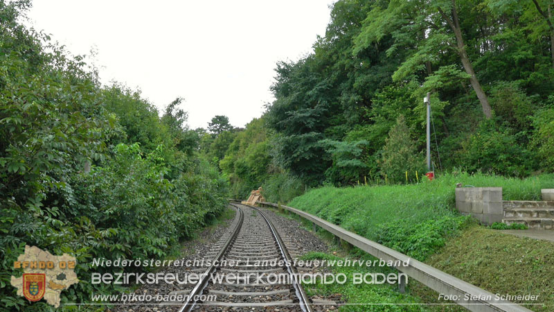 20250912_Felsblock droht auf die Geleise der Triestingtal Bahnstrecke zu stürzen - Kontrollierte Sprengung Foto: Stefan Schneider BFKDO BADEN