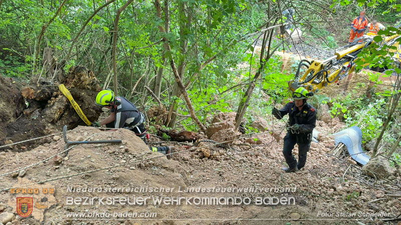 20250912_Felsblock droht auf die Geleise der Triestingtal Bahnstrecke zu stürzen - Kontrollierte Sprengung Foto: Stefan Schneider BFKDO BADEN