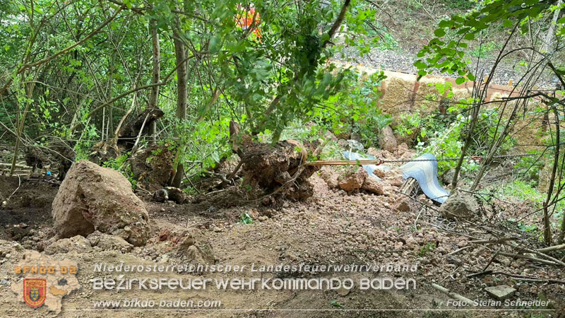 20250912_Felsblock droht auf die Geleise der Triestingtal Bahnstrecke zu stürzen - Kontrollierte Sprengung Foto: Stefan Schneider BFKDO BADEN