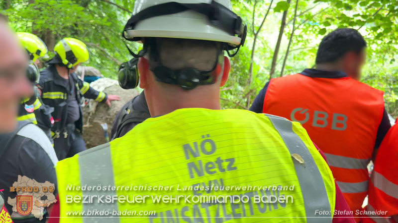 20250912_Felsblock droht auf die Geleise der Triestingtal Bahnstrecke zu stürzen - Kontrollierte Sprengung Foto: Stefan Schneider BFKDO BADEN