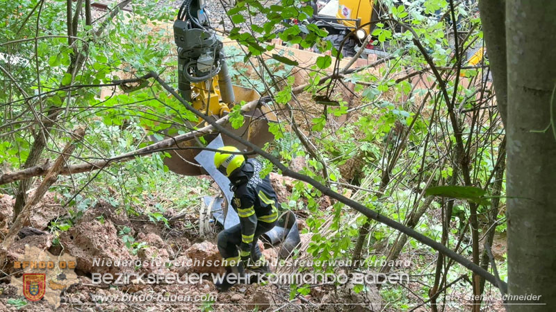 20250912_Felsblock droht auf die Geleise der Triestingtal Bahnstrecke zu stürzen - Kontrollierte Sprengung Foto: Stefan Schneider BFKDO BADEN