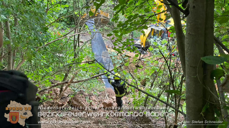 20250912_Felsblock droht auf die Geleise der Triestingtal Bahnstrecke zu stürzen - Kontrollierte Sprengung Foto: Stefan Schneider BFKDO BADEN