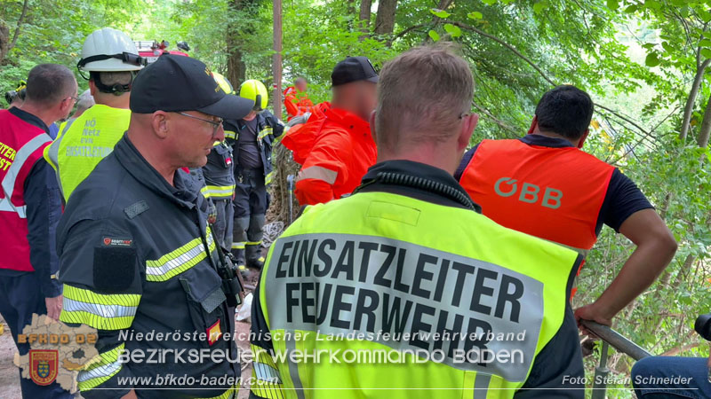 20250912_Felsblock droht auf die Geleise der Triestingtal Bahnstrecke zu stürzen - Kontrollierte Sprengung Foto: Stefan Schneider BFKDO BADEN