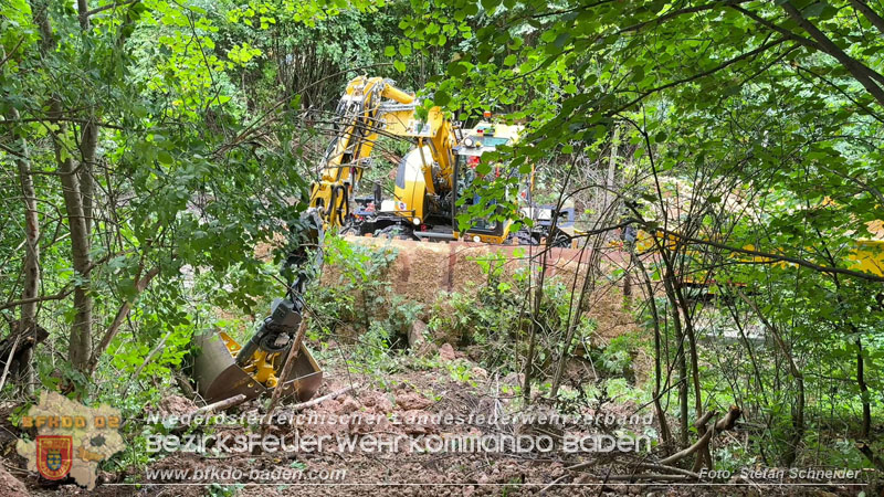 20250912_Felsblock droht auf die Geleise der Triestingtal Bahnstrecke zu stürzen - Kontrollierte Sprengung Foto: Stefan Schneider BFKDO BADEN