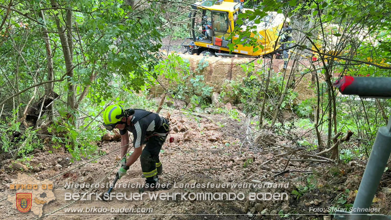 20250912_Felsblock droht auf die Geleise der Triestingtal Bahnstrecke zu stürzen - Kontrollierte Sprengung Foto: Stefan Schneider BFKDO BADEN