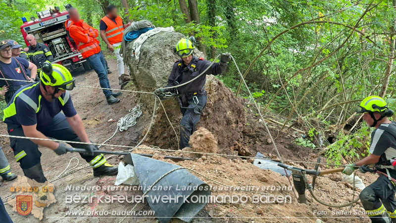 20250912_Felsblock droht auf die Geleise der Triestingtal Bahnstrecke zu stürzen - Kontrollierte Sprengung Foto: Stefan Schneider BFKDO BADEN