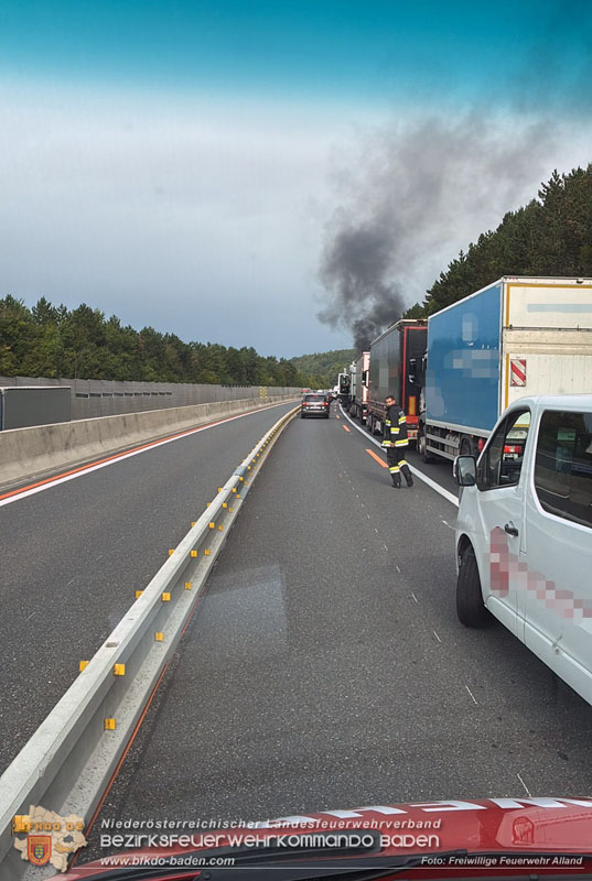 20250918_Erneuter PKW-Vollbrand auf der A21 im Baustellenbereich  Foto: FF Alland
