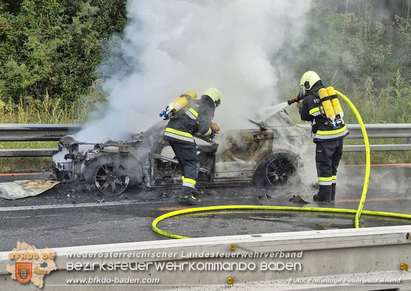 20250918_Erneuter PKW-Vollbrand auf der A21 im Baustellenbereich  Foto: FF Alland