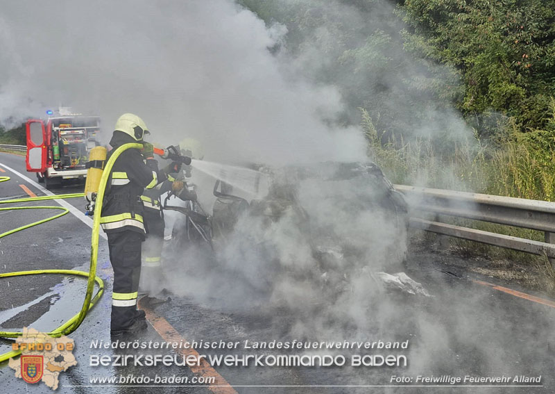 20250918_Erneuter PKW-Vollbrand auf der A21 im Baustellenbereich  Foto: FF Alland