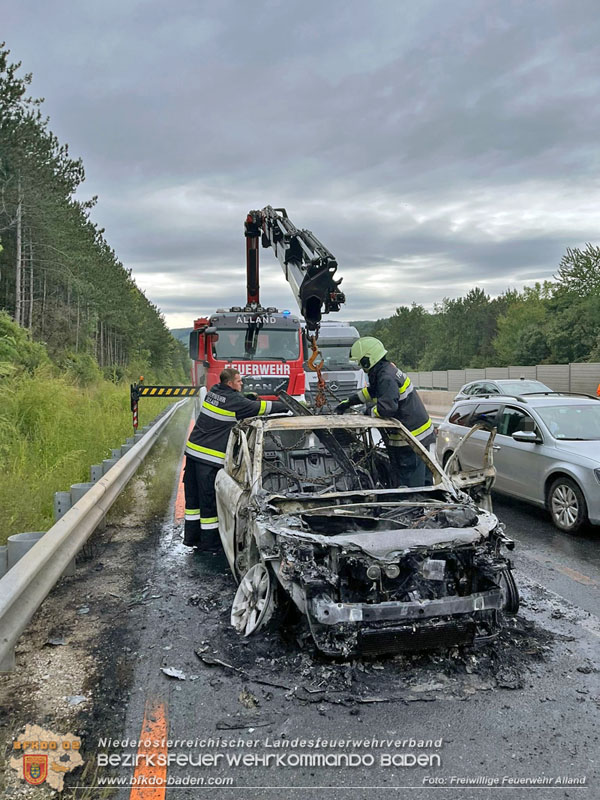 20250918_Erneuter PKW-Vollbrand auf der A21 im Baustellenbereich  Foto: FF Alland
